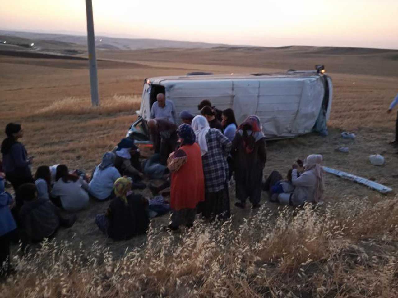 Bismil’de Tarım Işçilerini Taşıyan Minibüs Devrildi 2’Si Ağır 17 Yaralı 1