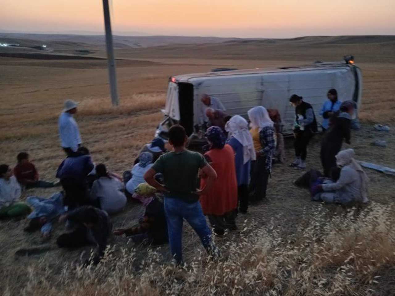 Bismil’de Tarım Işçilerini Taşıyan Minibüs Devrildi 2’Si Ağır 17 Yaralı 2