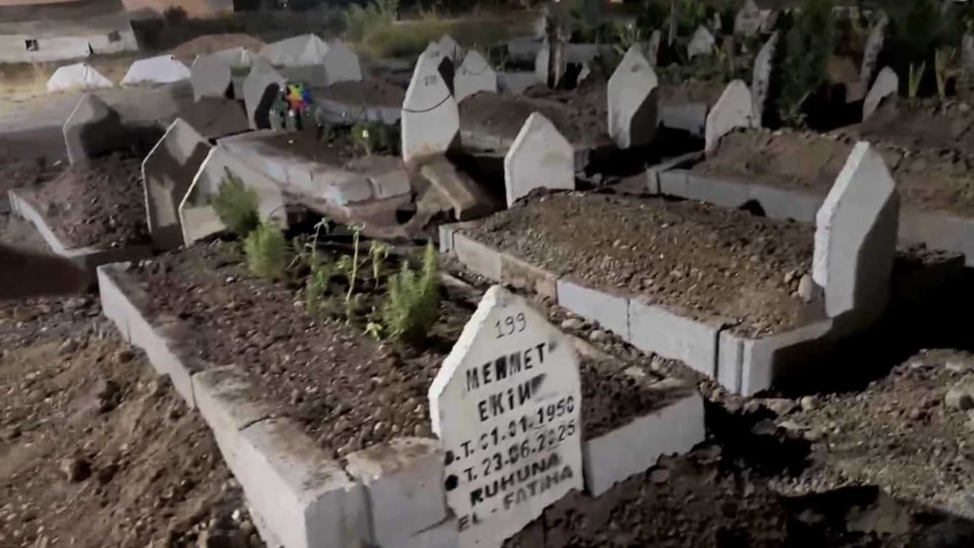 Cenazeyi Çıkarıp Yandaki Mezara Defnettiler 1