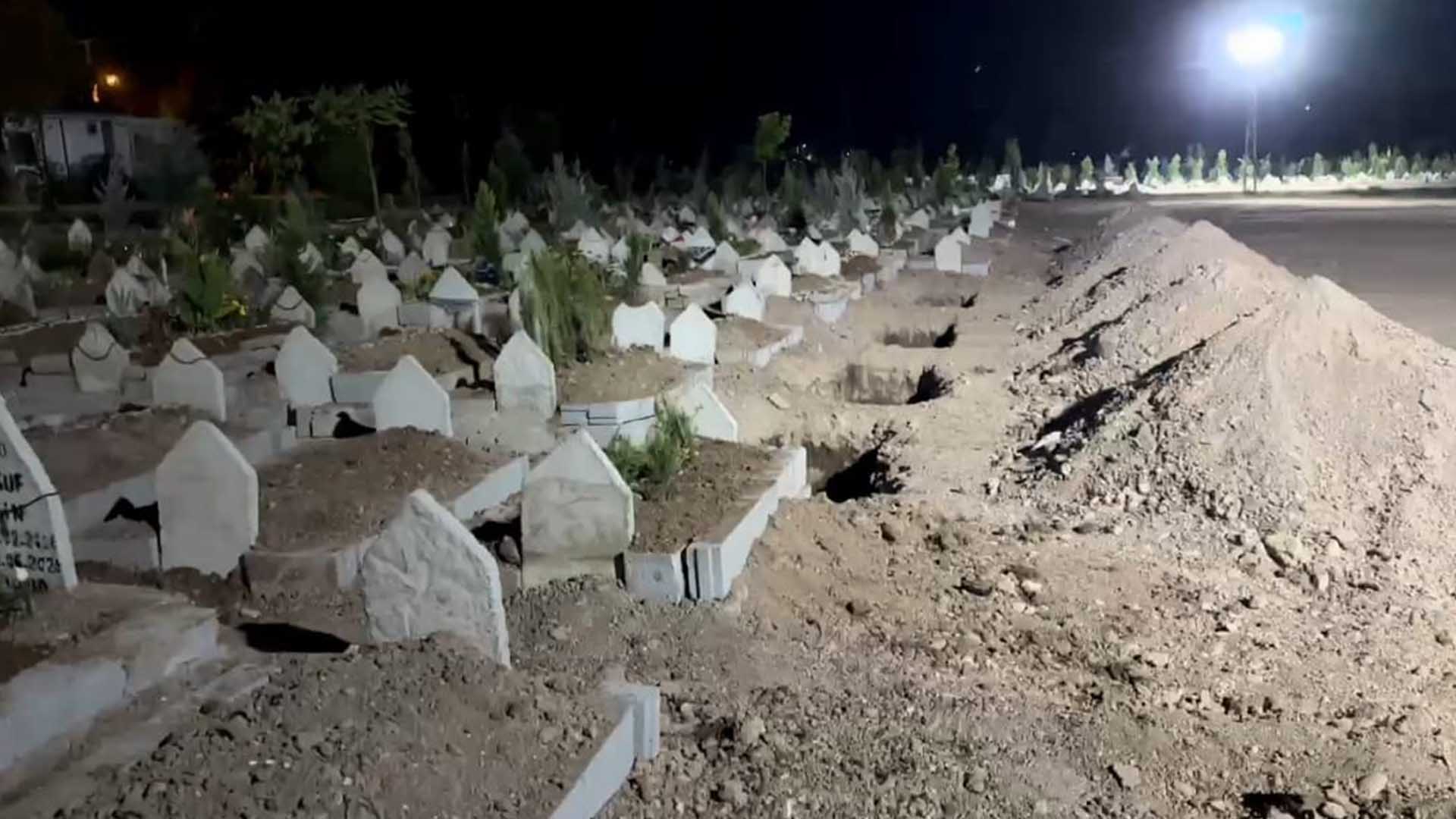 Cenazeyi Çıkarıp Yandaki Mezara Defnettiler 2