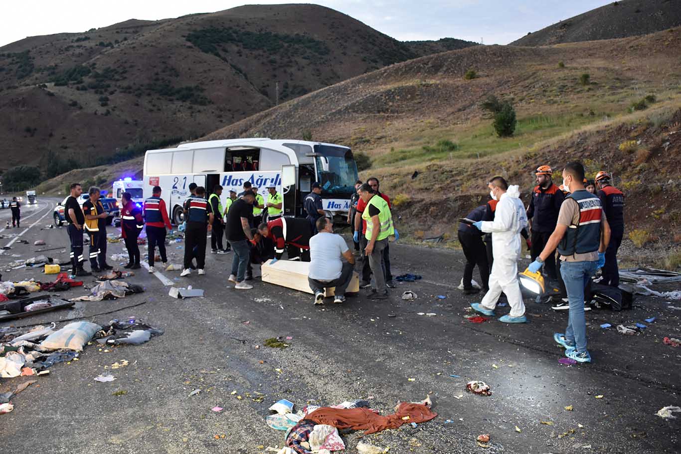 Dağın Yamacına Çarpan Yolcu Otobüsü Devrilerek Metrelerce Sürüklendi 4 Ölü, 33 Yaralı 1