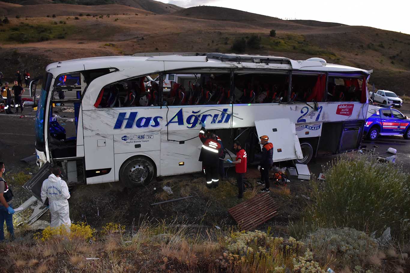 Dağın Yamacına Çarpan Yolcu Otobüsü Devrilerek Metrelerce Sürüklendi 4 Ölü, 33 Yaralı 2