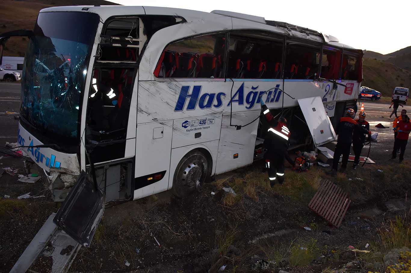 Dağın Yamacına Çarpan Yolcu Otobüsü Devrilerek Metrelerce Sürüklendi 4 Ölü, 33 Yaralı 3