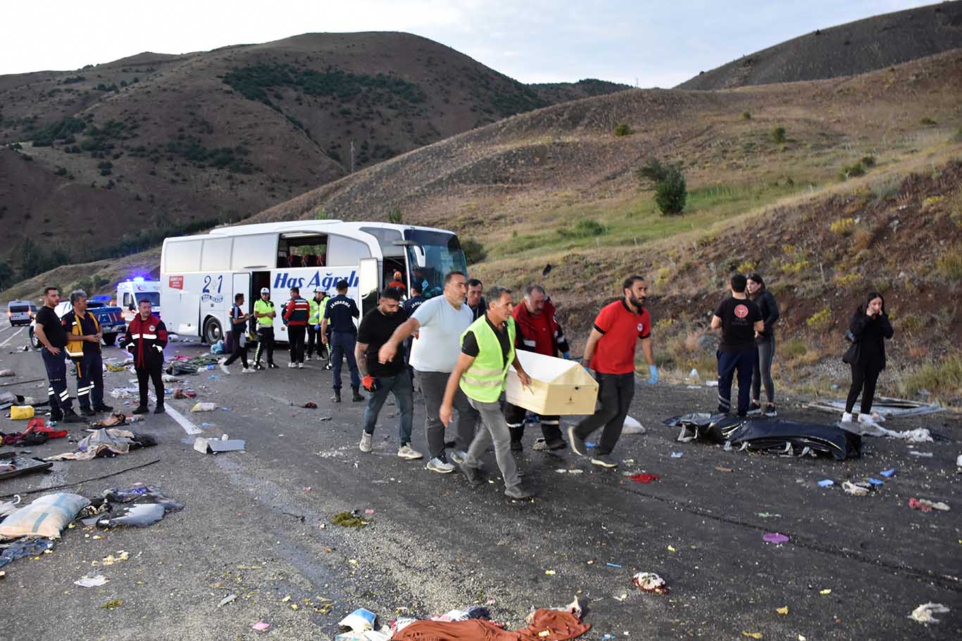 Dağın Yamacına Çarpan Yolcu Otobüsü Devrilerek Metrelerce Sürüklendi 4 Ölü, 33 Yaralı 4