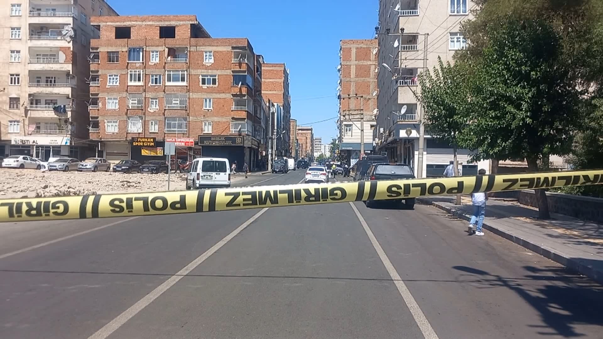 Diyarbakır Aile Içi Şiddet Ihbarına Giden Polislere Ateş Açıldı; 3 Yaralı (1)