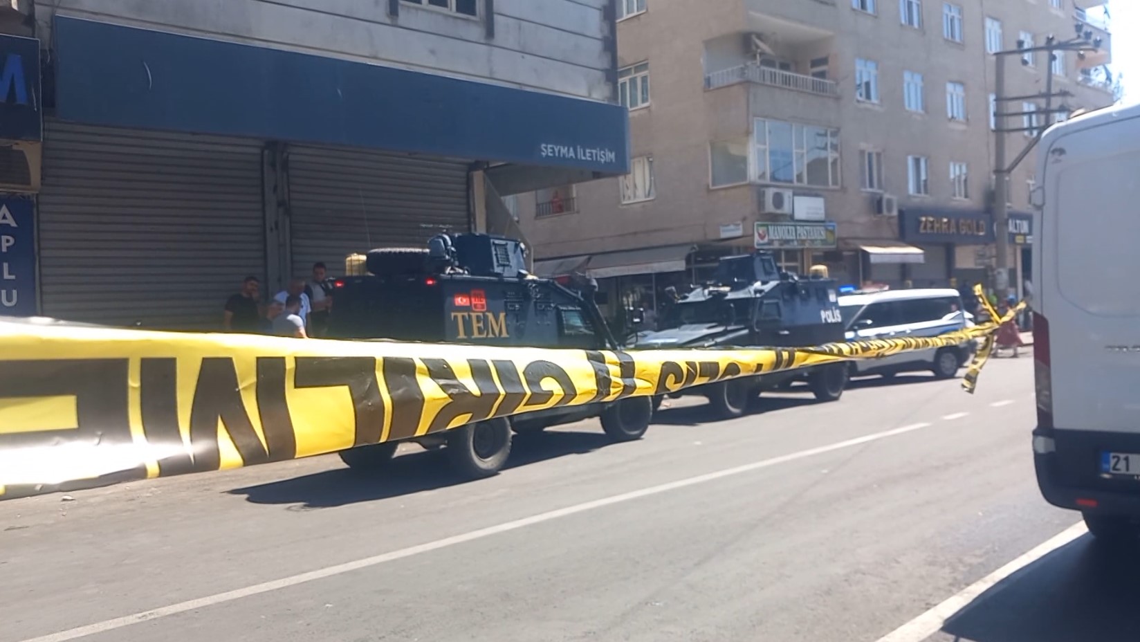 Diyarbakır Aile Içi Şiddet Ihbarına Giden Polislere Ateş Açıldı; 3 Yaralı (4)
