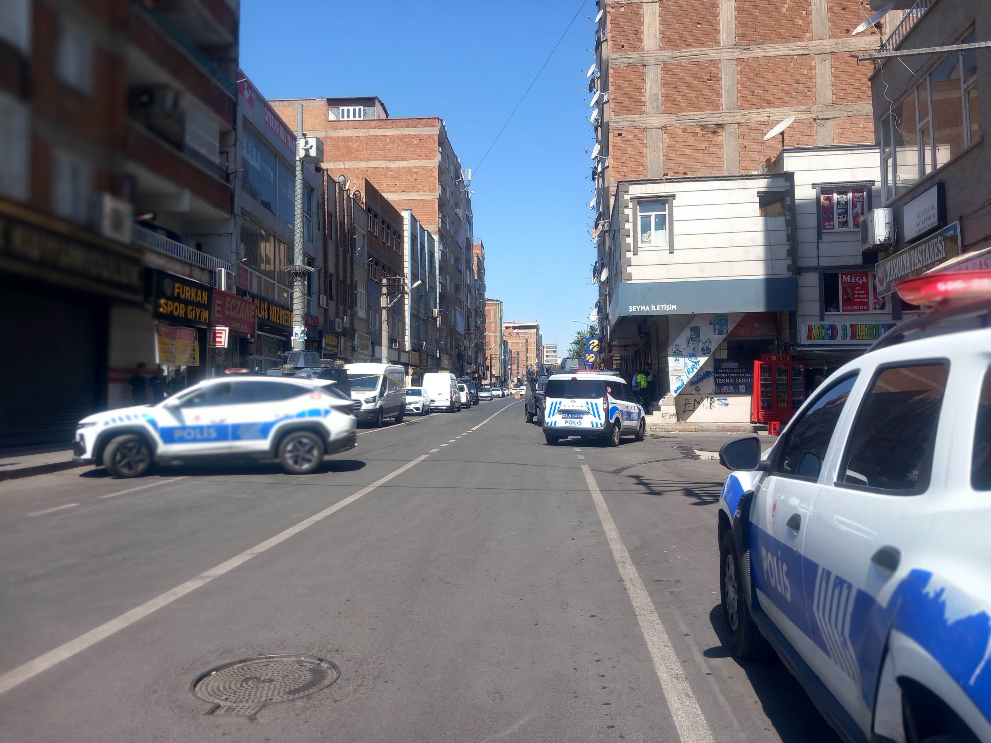 Diyarbakır Aile Içi Şiddet Ihbarına Giden Polislere Ateş Açıldı; 3 Yaralı (5)