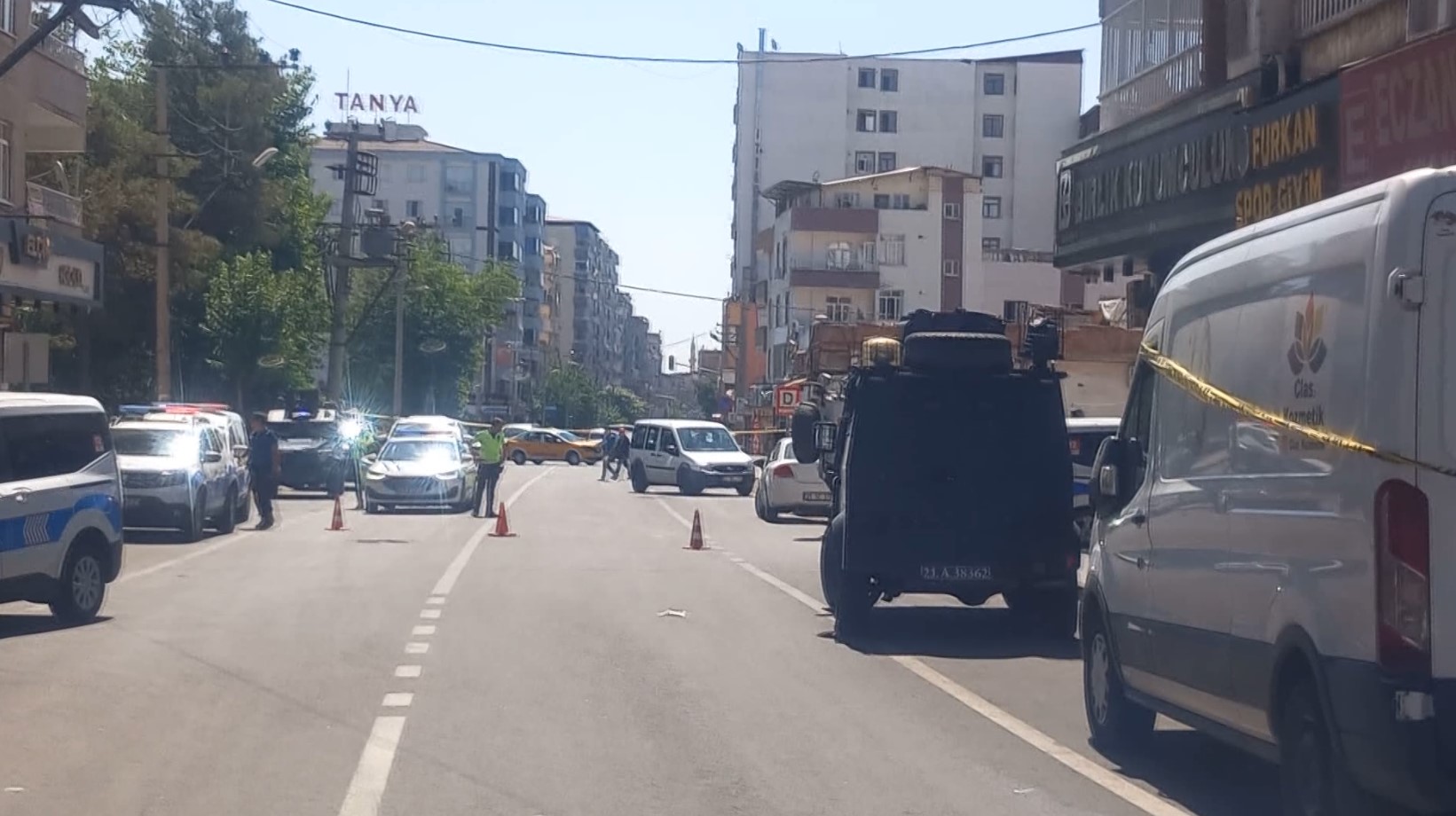 Diyarbakır Aile Içi Şiddet Ihbarına Giden Polislere Ateş Açıldı; 3 Yaralı (6)