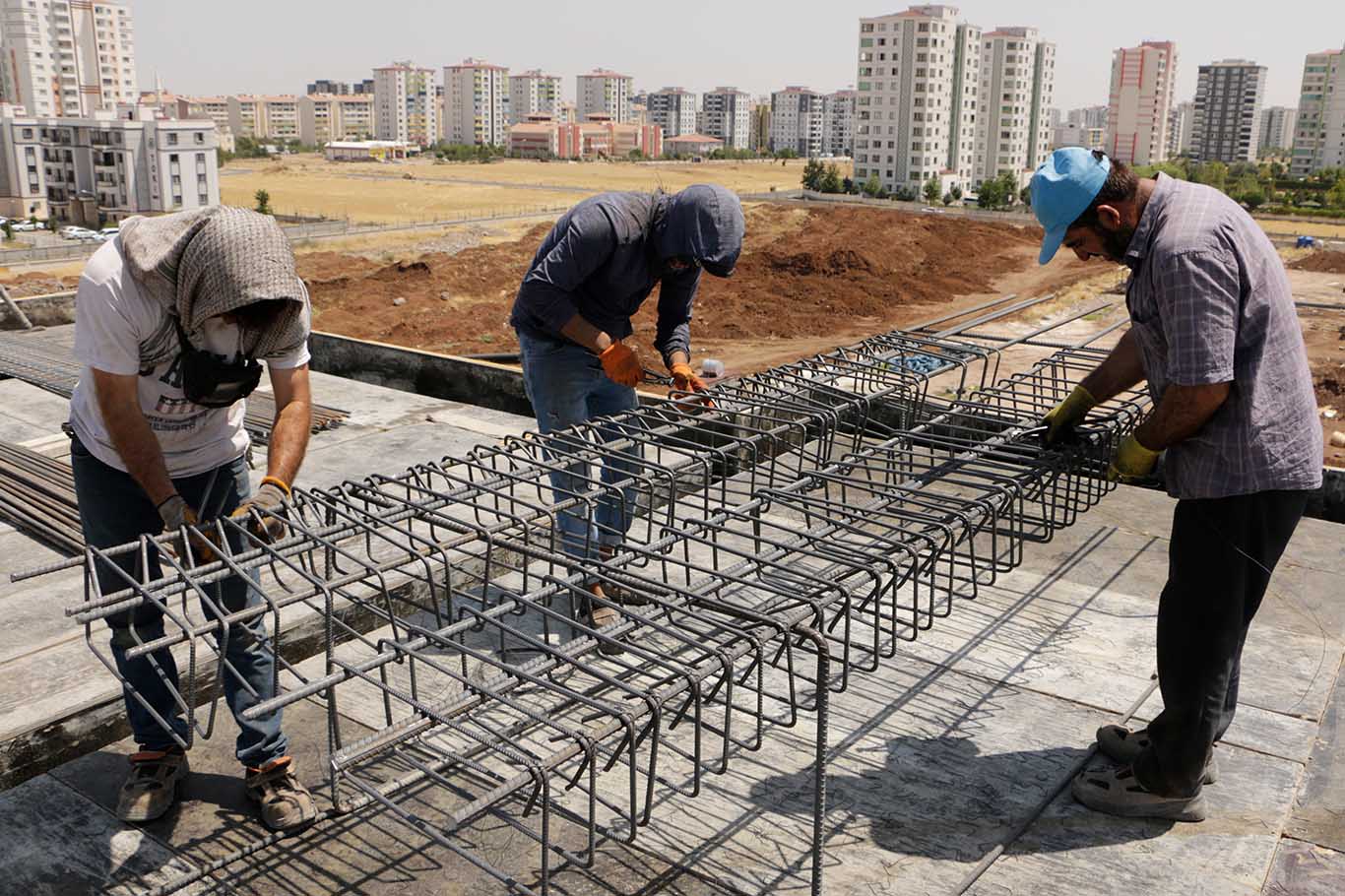 Diyarbakır Kaynıyor, Inşaat Işçileri 49 Derece Kavurucu Sıcaklar Altında Çalışıyor 5