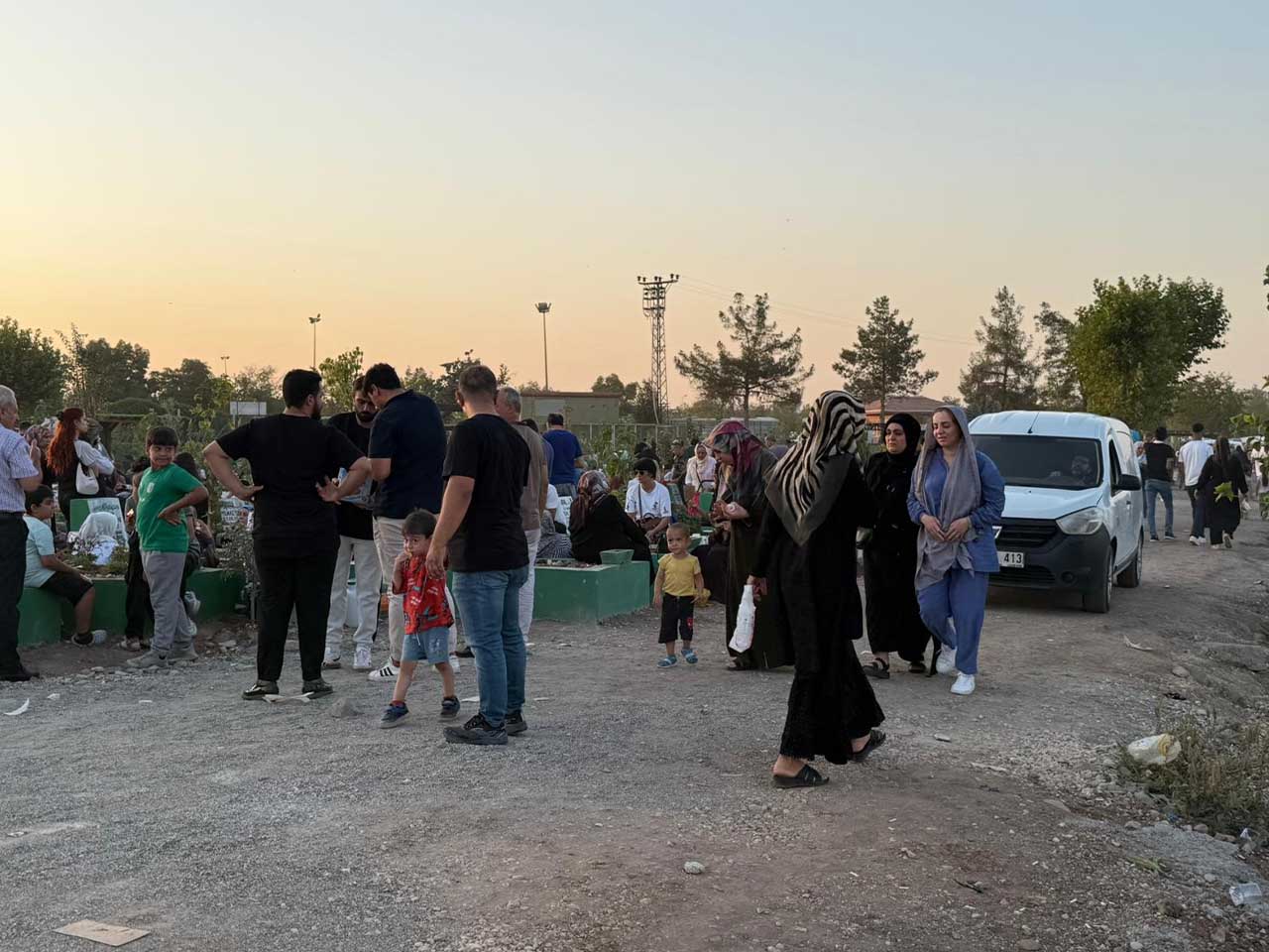 Diyarbakır Yeniköy Mezarlığı’nda Kirlilik Ve Düzensizlikler, Tepki Çekiyor 4