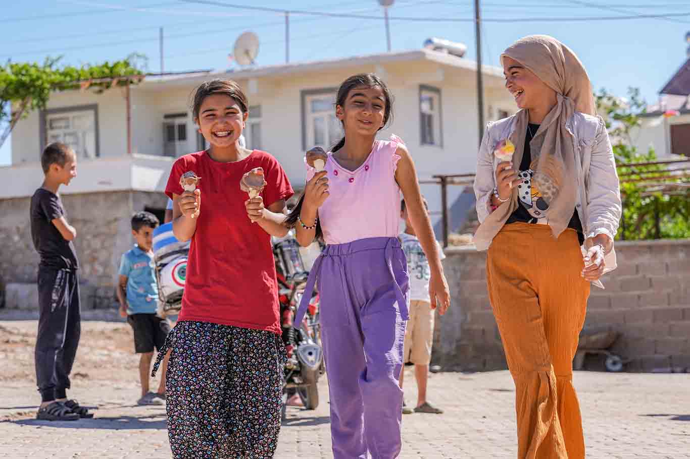 Diyarbakır’da 34 Yıldır Köy Çocuklarının Yüzünü Güldürüyor 11