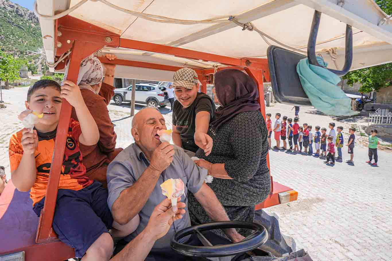 Diyarbakır’da 34 Yıldır Köy Çocuklarının Yüzünü Güldürüyor 12