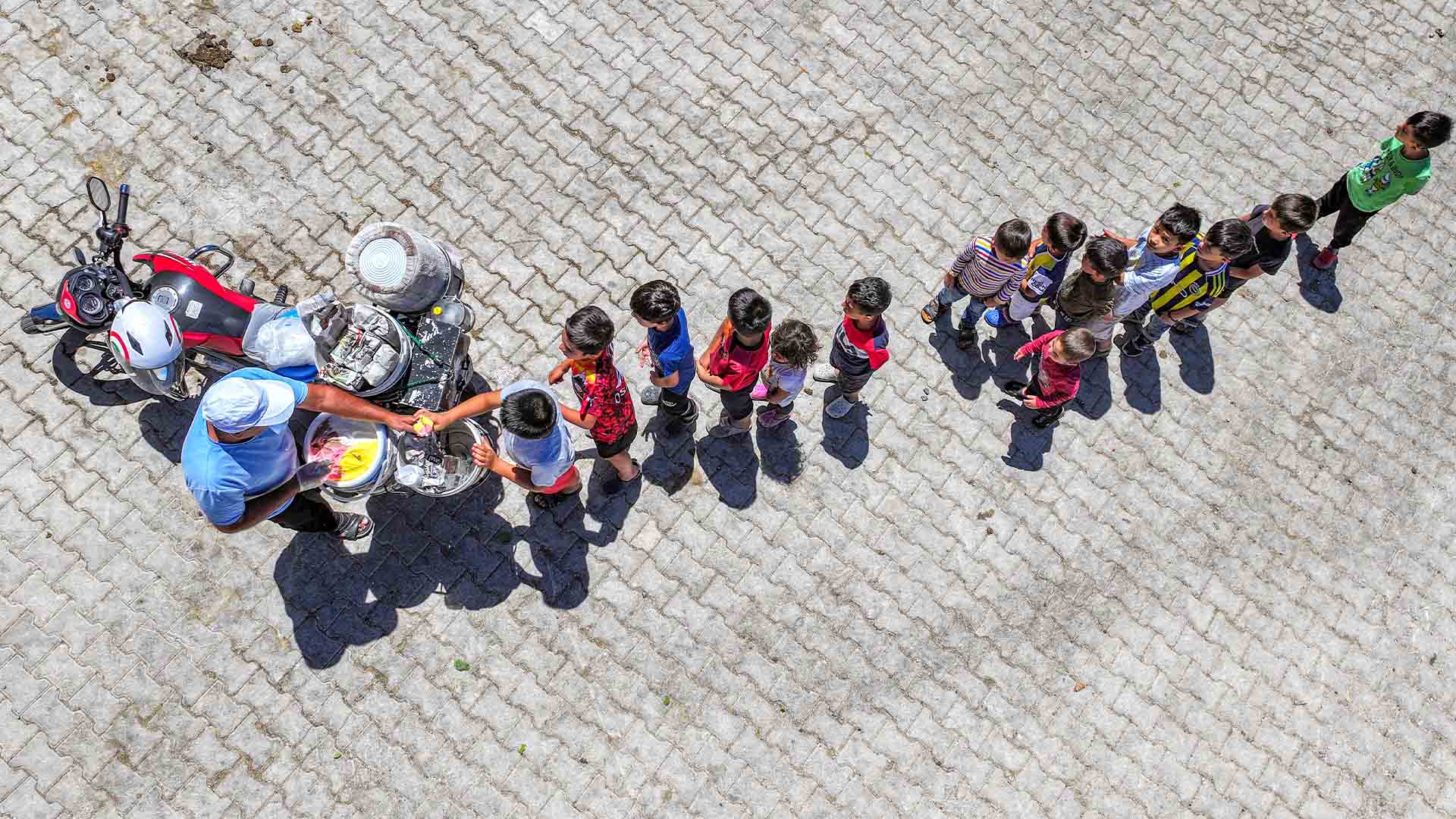 Diyarbakır’da 34 Yıldır Köy Çocuklarının Yüzünü Güldürüyor 17
