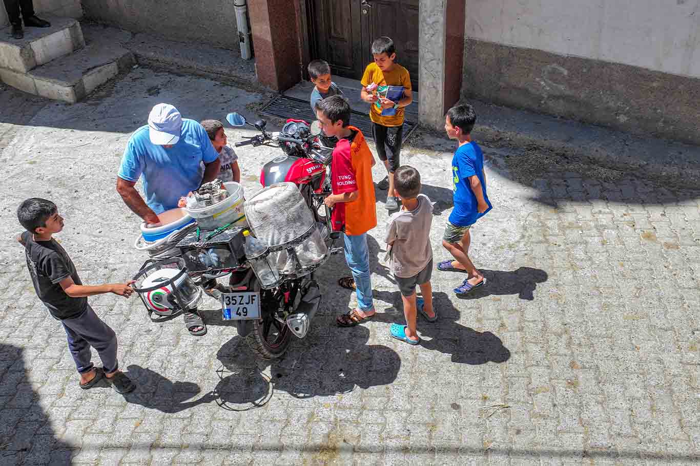 Diyarbakır’da 34 Yıldır Köy Çocuklarının Yüzünü Güldürüyor 5