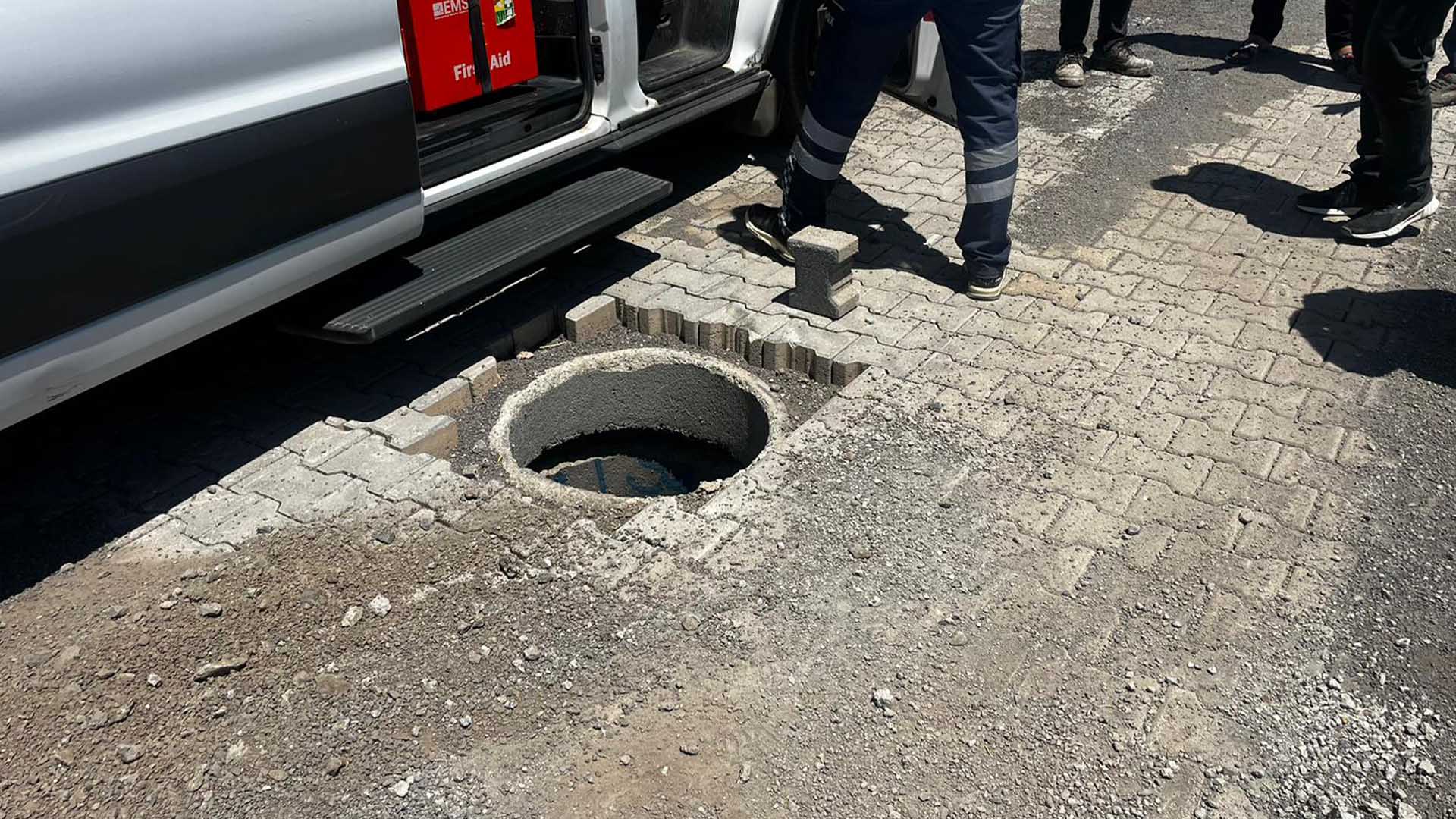 Diyarbakır’da Açık Bırakılan Rögar Kazaya Neden Oldu, Sürücü Yaralandı 2