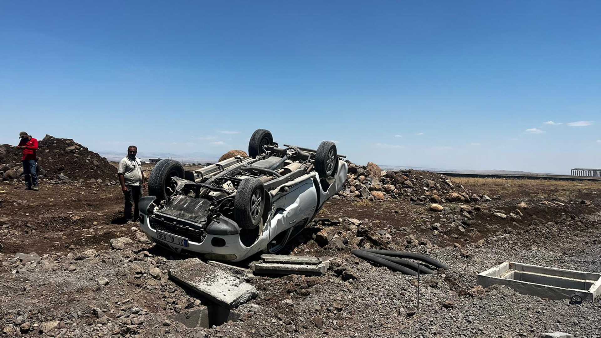Diyarbakır’da Açık Bırakılan Rögar Kazaya Neden Oldu, Sürücü Yaralandı 3