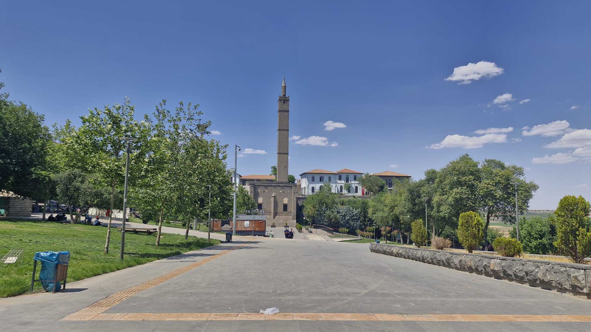 Diyarbakır’da Hava Sıcaklıkları 45 Dereceyi Geçti, Cadde Ve Sokaklar Boş Kaldı 1