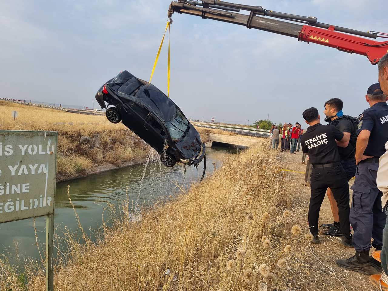 Diyarbakır’da Iki Otomobil Çarpıştı, Biri Sulama Kanalına Düştü 1
