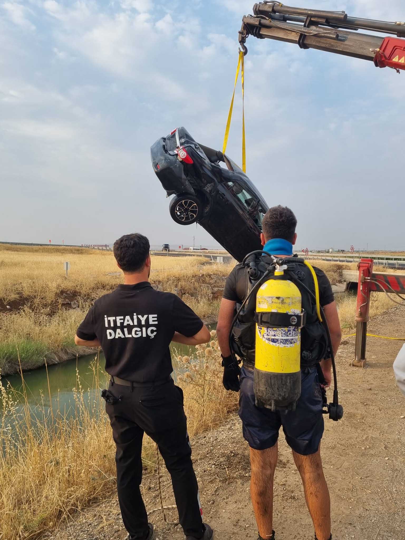 Diyarbakır’da Iki Otomobil Çarpıştı, Biri Sulama Kanalına Düştü 3