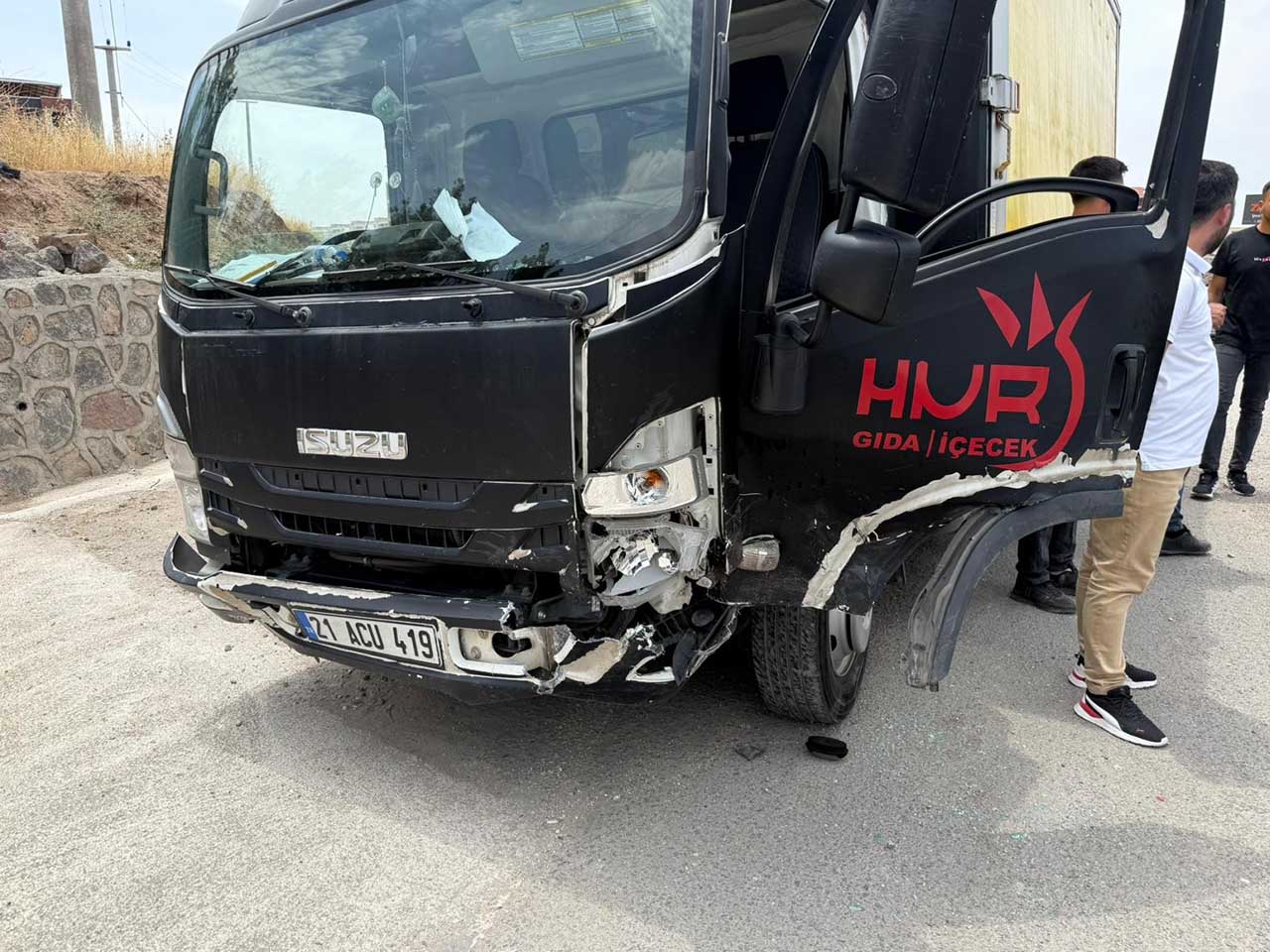 Diyarbakır’da Kamyonet Ile Otomobil Çarpıştı 2 Yaralı 3