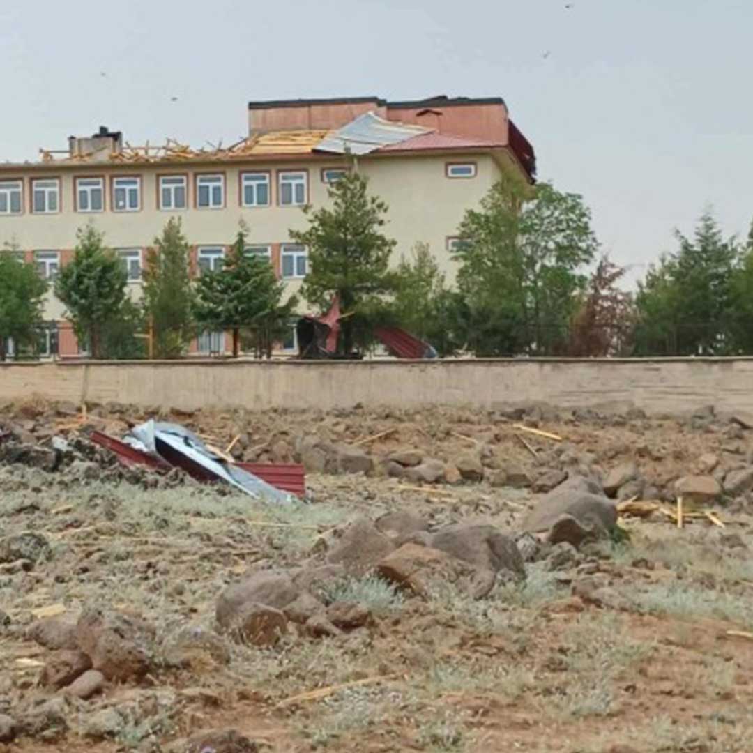 Diyarbakır'da Kuvvetli Rüzgar Okulun Çatısını Uçurdu 2