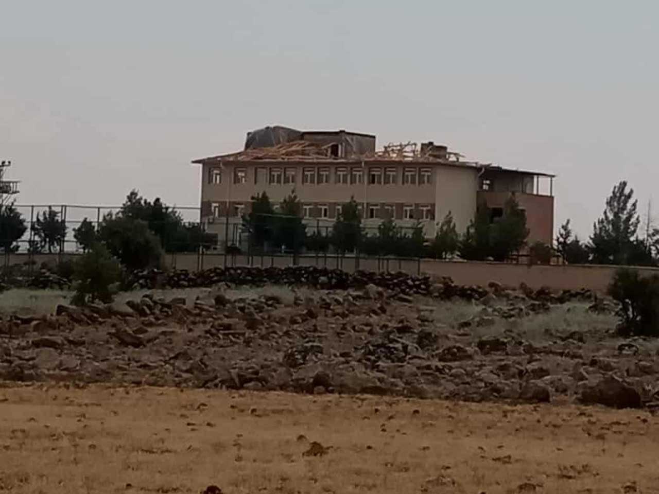 Diyarbakır'da Kuvvetli Rüzgar Okulun Çatısını Uçurdu 3