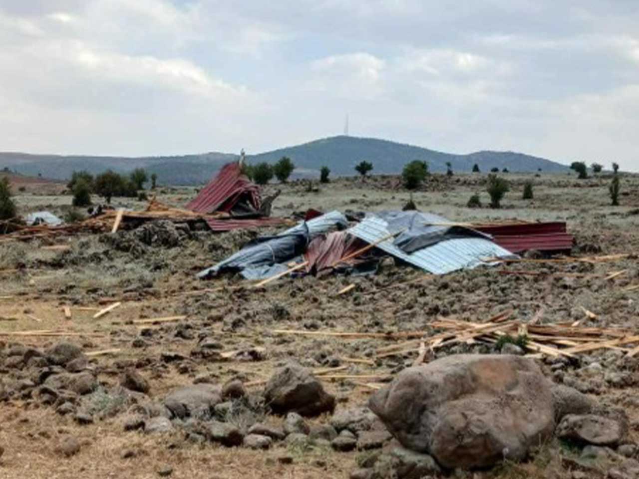 Diyarbakır'da Kuvvetli Rüzgar Okulun Çatısını Uçurdu 4