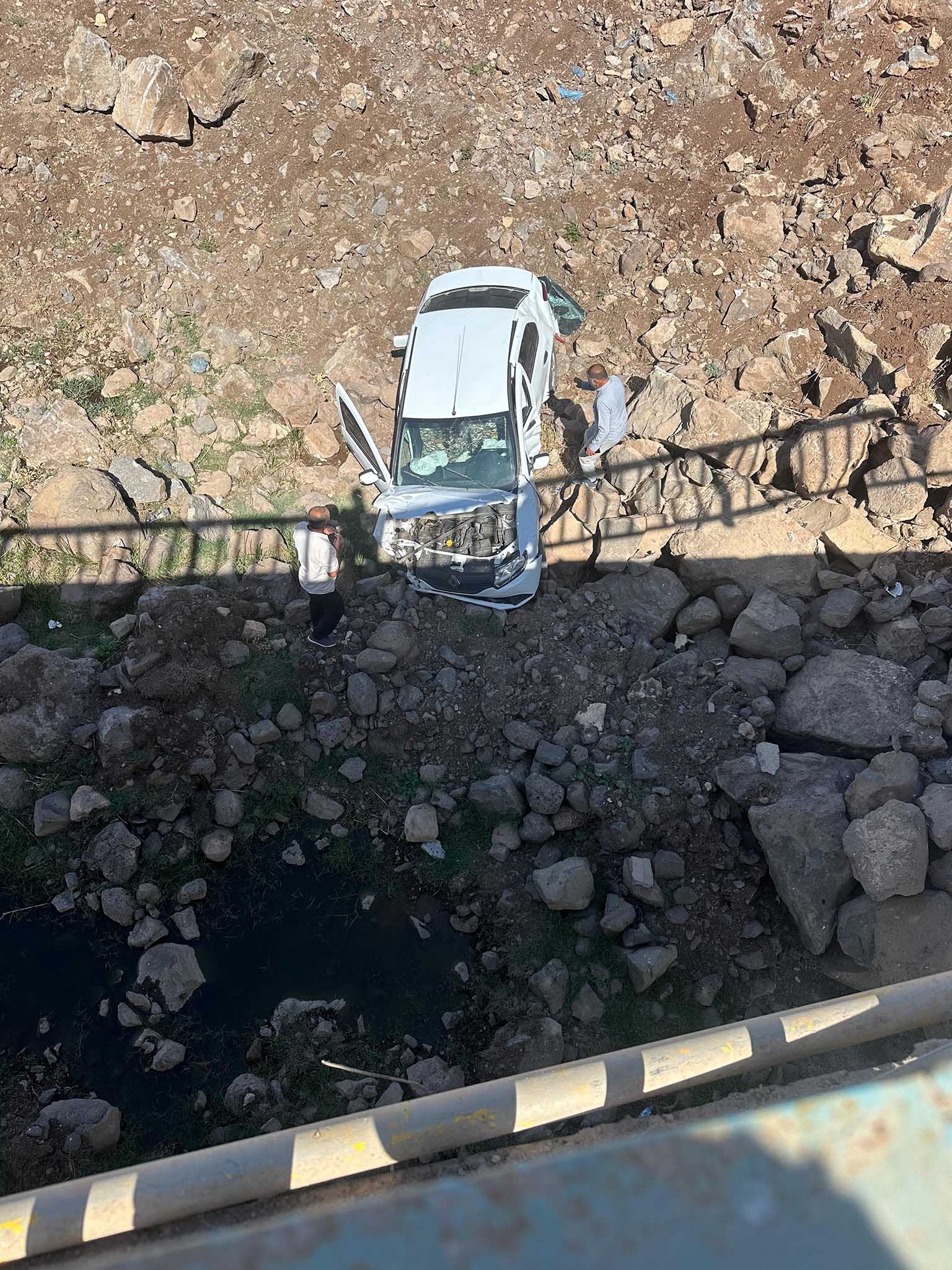 Diyarbakır'da Otomobil Köprüden Düştü 1 Yaralı 1