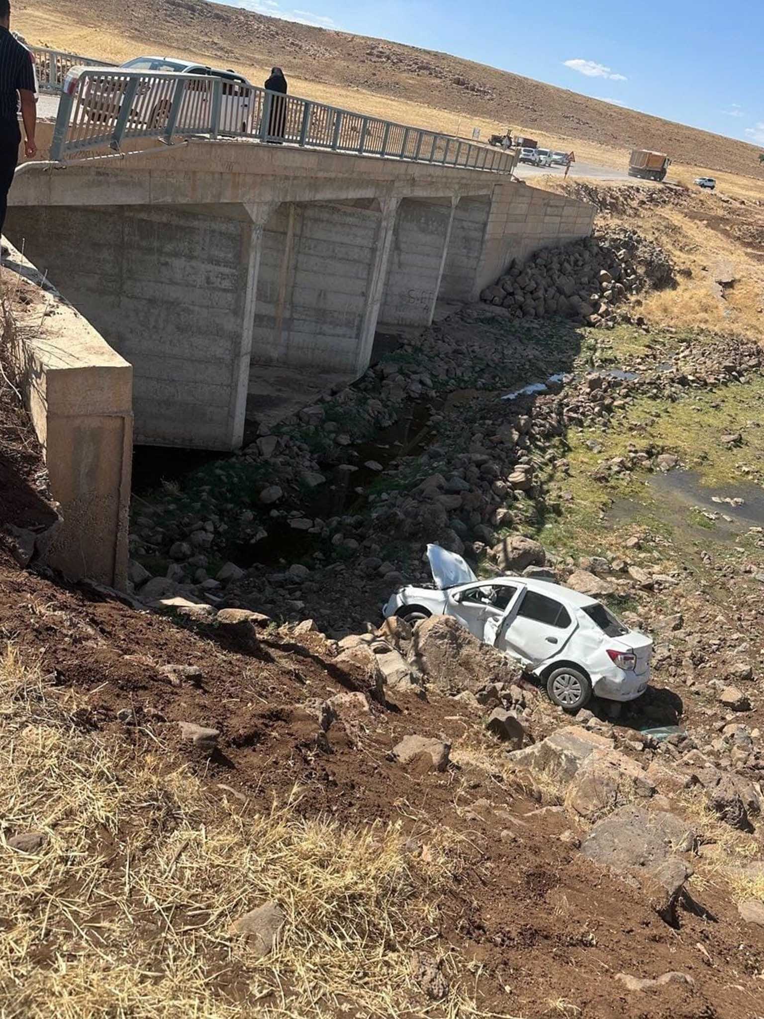 Diyarbakır'da Otomobil Köprüden Düştü 1 Yaralı 2