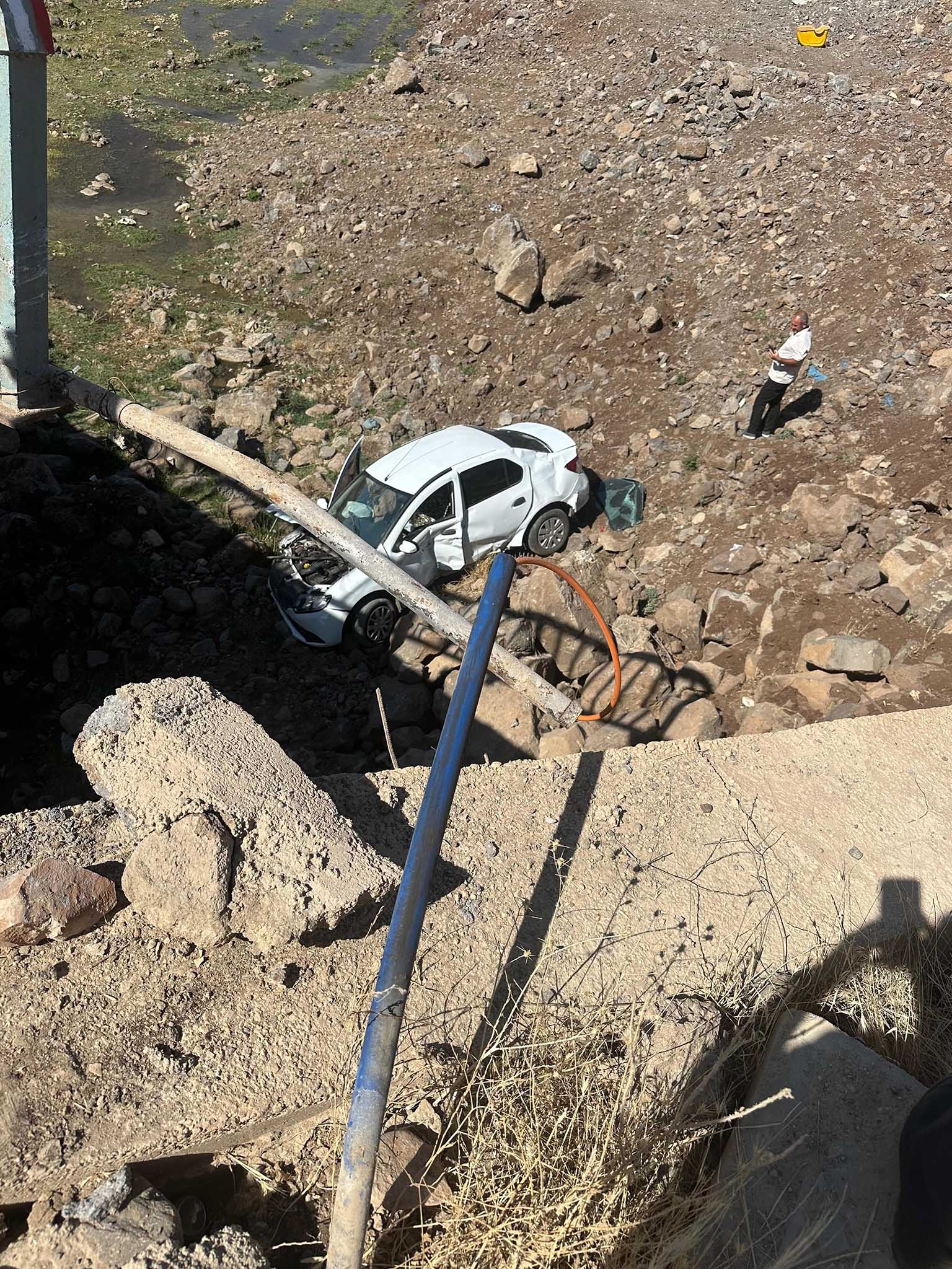 Diyarbakır'da Otomobil Köprüden Düştü 1 Yaralı 3