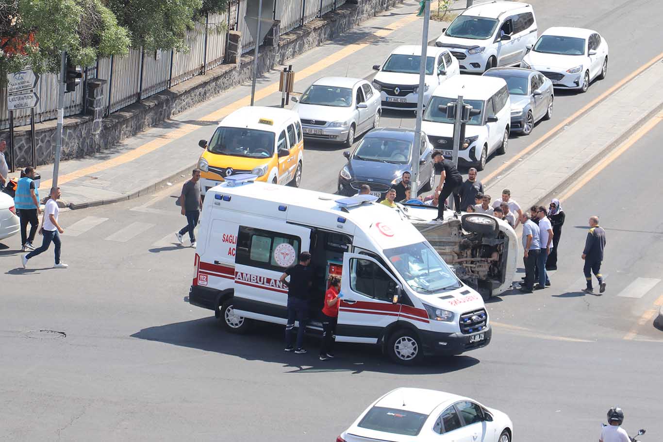 Diyarbakır’da Otomobille Çarpışan Hafif Ticari Araç Yan Yattı, Sürücüler Yaralandı 1