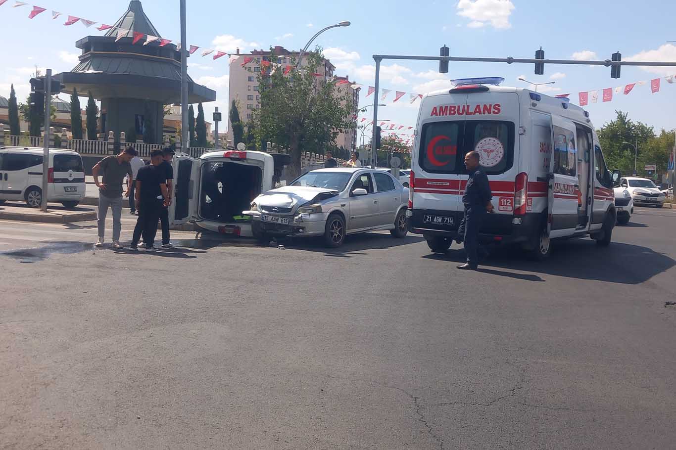 Diyarbakır’da Otomobille Çarpışan Hafif Ticari Araç Yan Yattı, Sürücüler Yaralandı 2