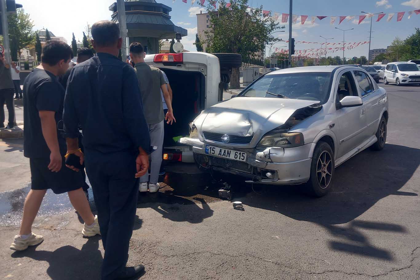 Diyarbakır’da Otomobille Çarpışan Hafif Ticari Araç Yan Yattı, Sürücüler Yaralandı 3