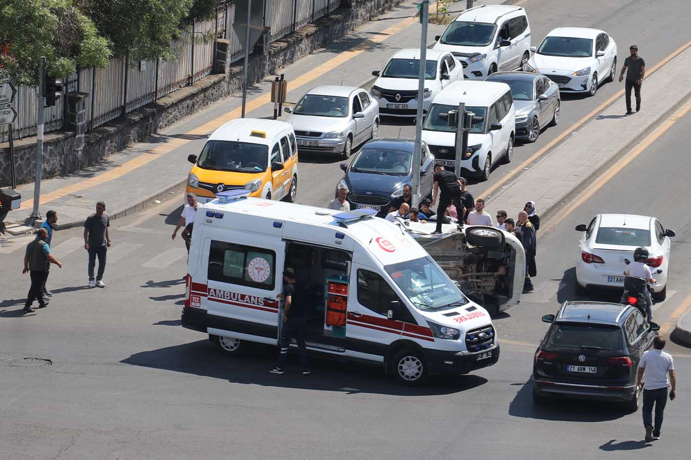 Diyarbakır’da Otomobille Çarpışan Hafif Ticari Araç Yan Yattı, Sürücüler Yaralandı 4