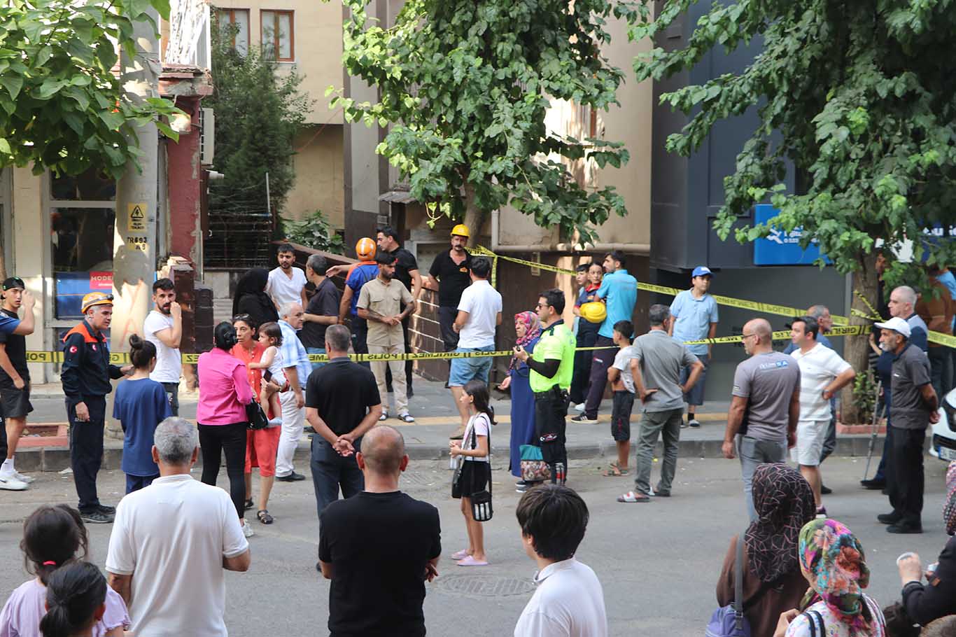 Diyarbakır'da Sallandığı Ihbarı Yapılan 7 Katlı Bina Tahliye Edildi 1