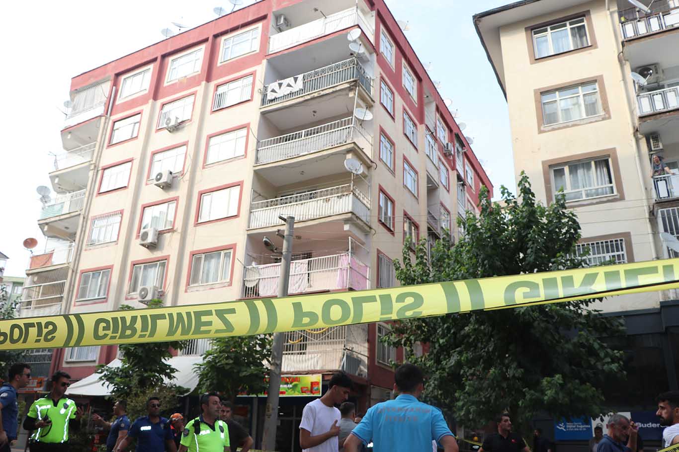 Diyarbakır'da Sallandığı Ihbarı Yapılan 7 Katlı Bina Tahliye Edildi 3