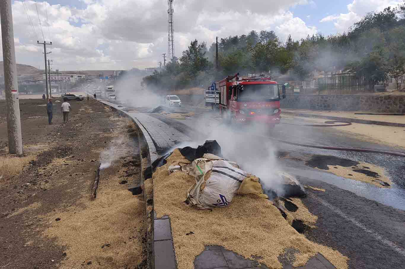 Diyarbakır'da Saman Yüklü Kamyon Yandı 2