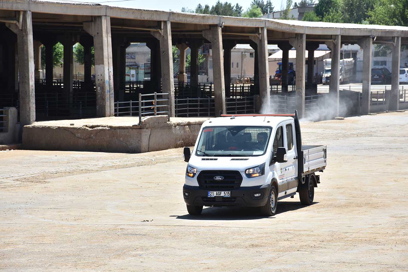 Diyarbakır’da Şap Hastalığı Nedeniyle Kapatılan Canlı Hayvan Borsası Dezenfekte Edildi 2