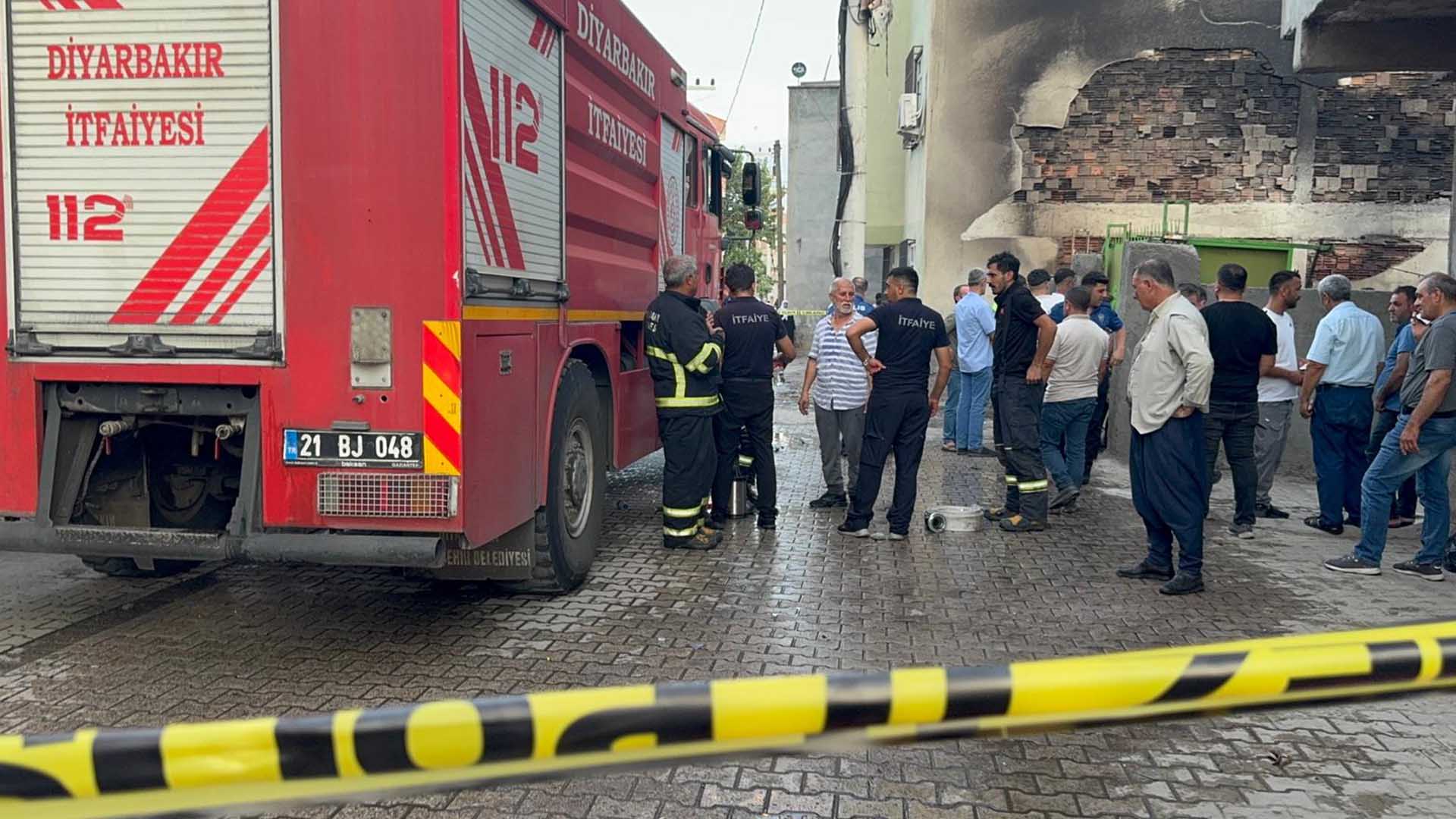 Diyarbakır’da Yangın; 2 Itfaiye Eri Ve 1 Hamile Kadın Dumandan Etkilendi 3