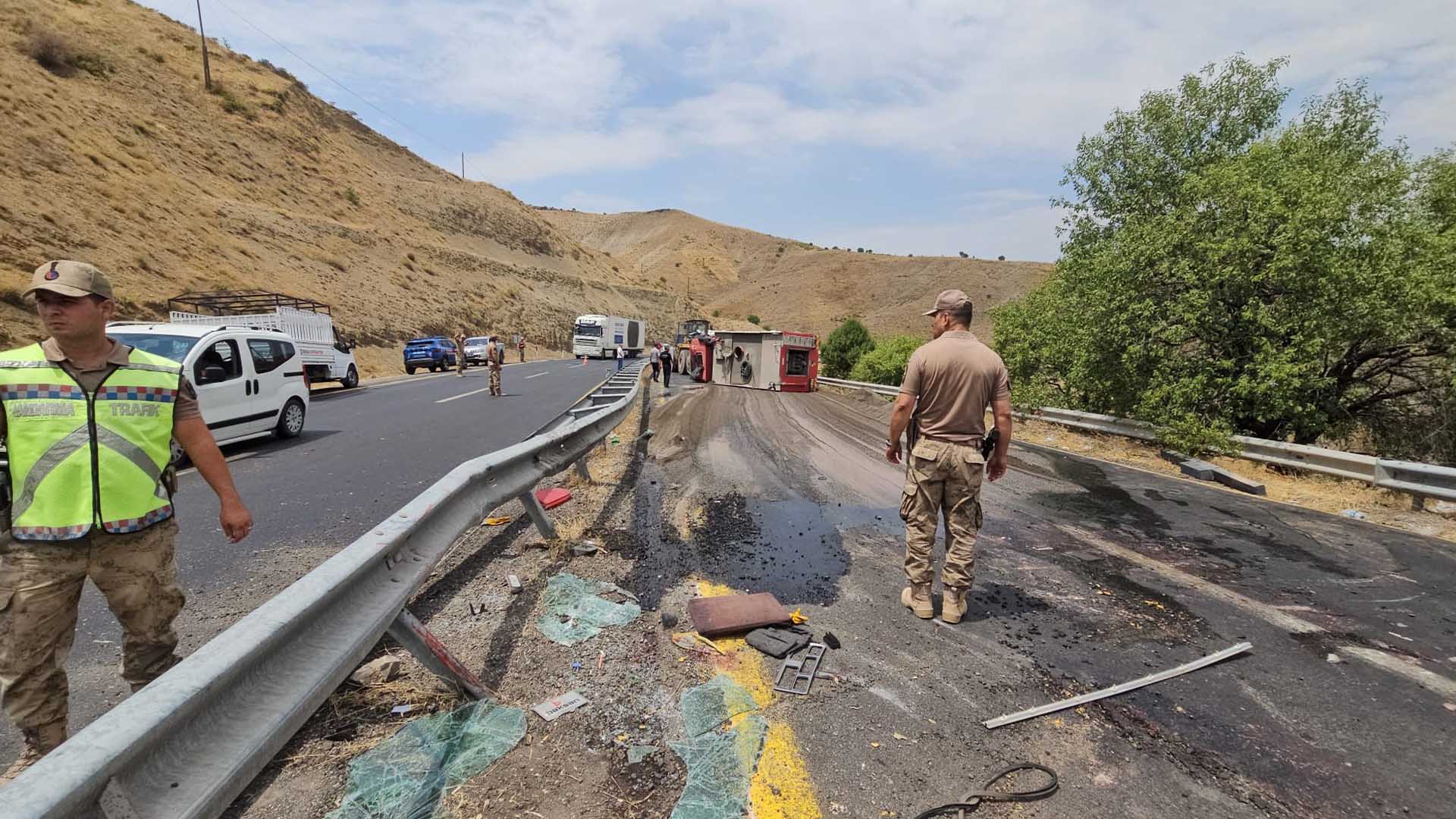 Diyarbakır’da Yangına Giden Itfaiye Aracı Devrildi 1'I Ağır 3 Yaralı 1