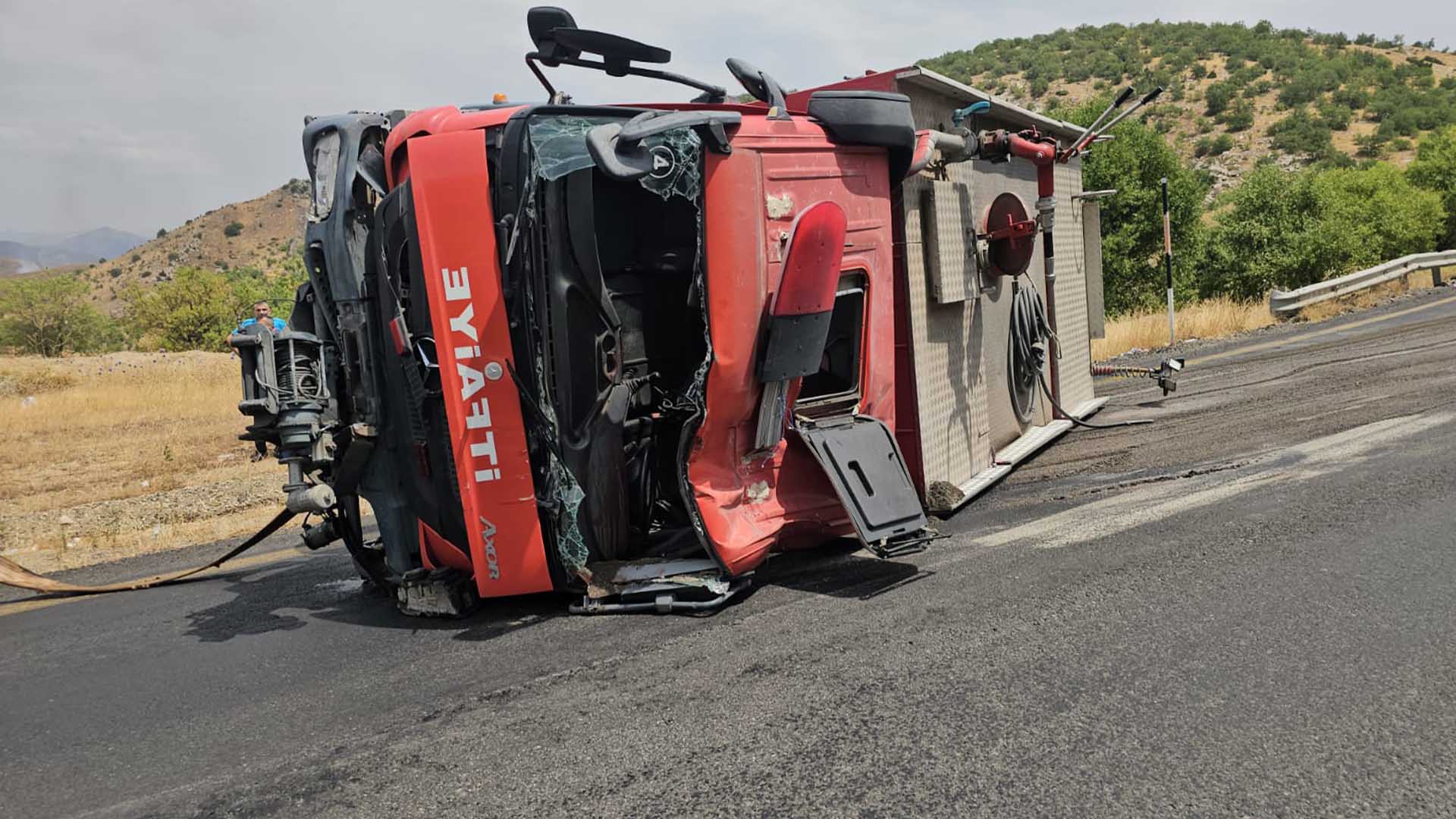 Diyarbakır’da Yangına Giden Itfaiye Aracı Devrildi 1'I Ağır 3 Yaralı 3