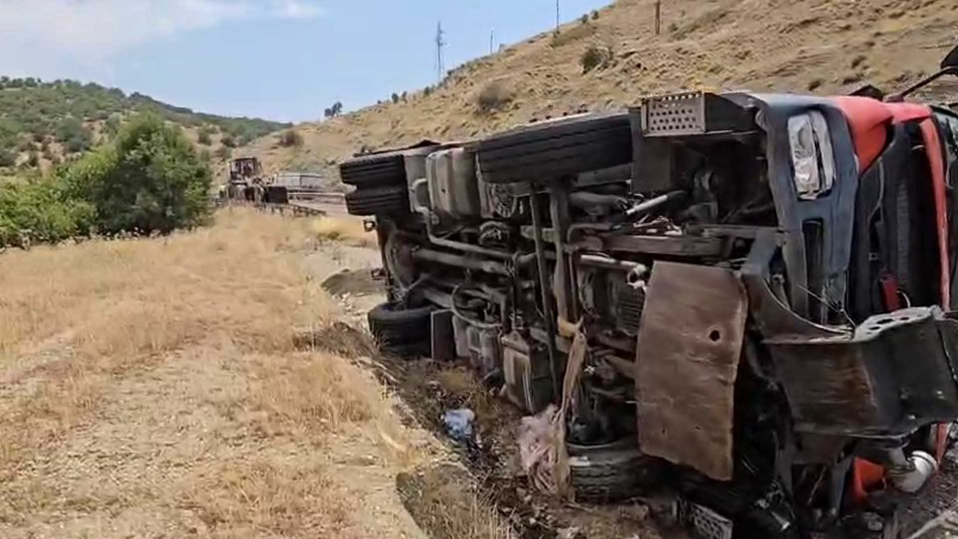 Diyarbakır’da Yangına Giden Itfaiye Aracı Devrildi 1'I Ağır 3 Yaralı 4