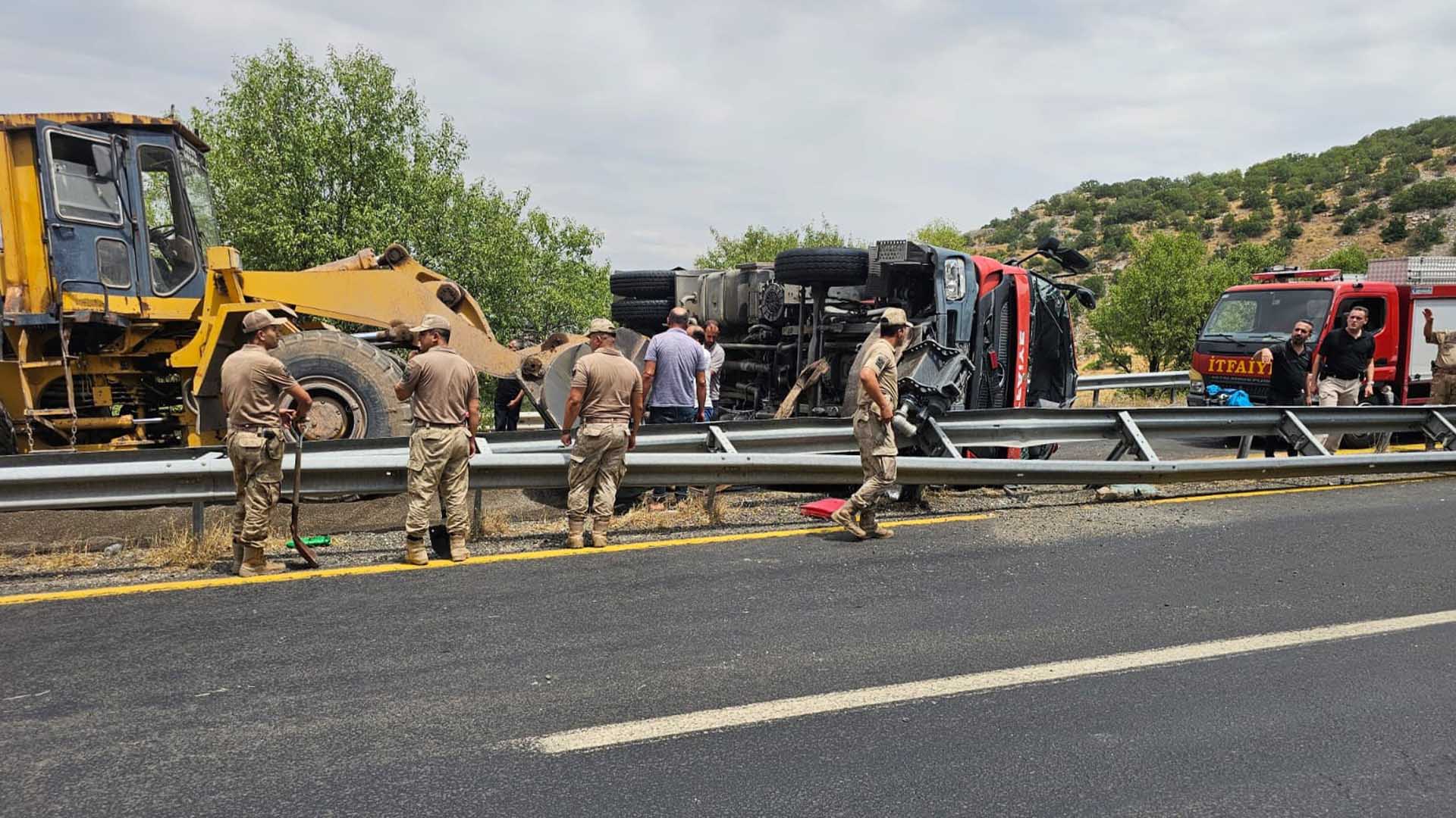 Diyarbakır’da Yangına Giden Itfaiye Aracı Devrildi 1'I Ağır 3 Yaralı