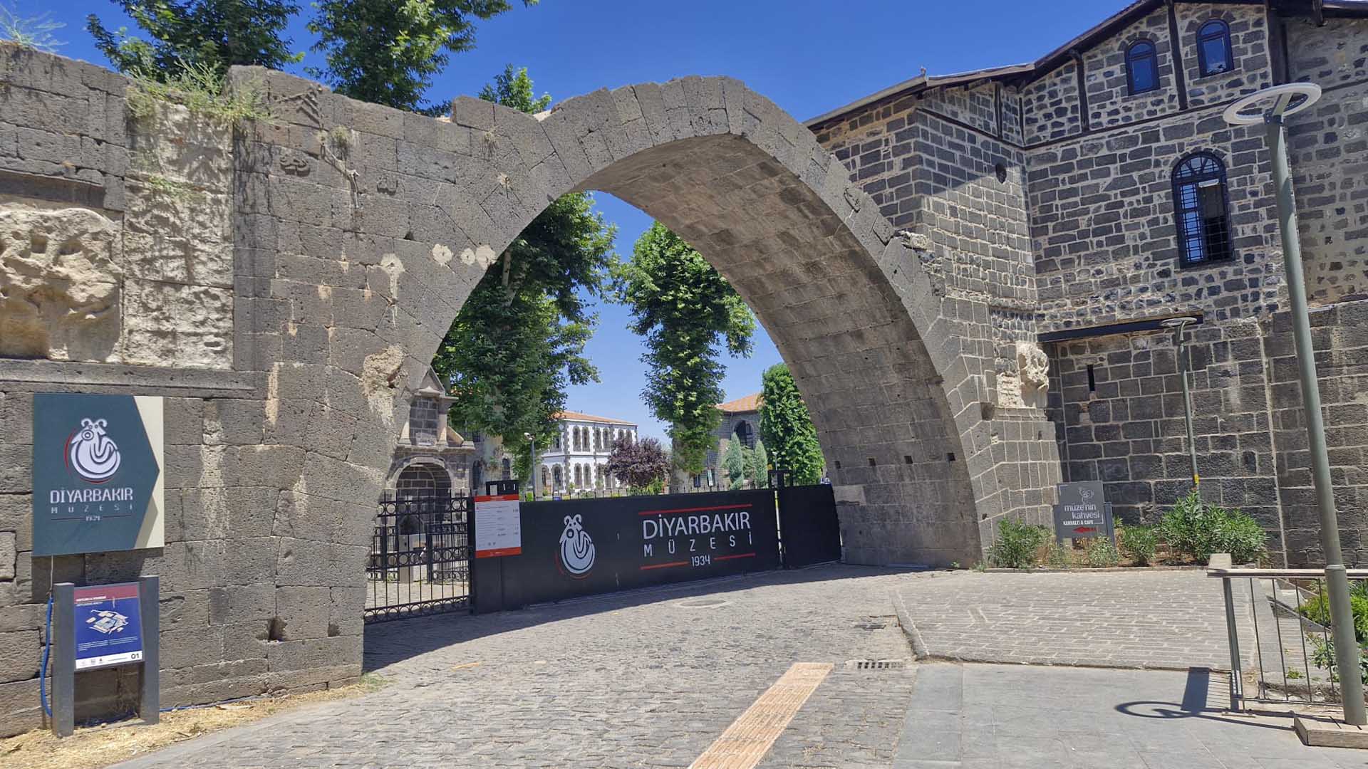 Diyarbakır’daki Müze, Ziyaretçi Akınına Uğradı 5