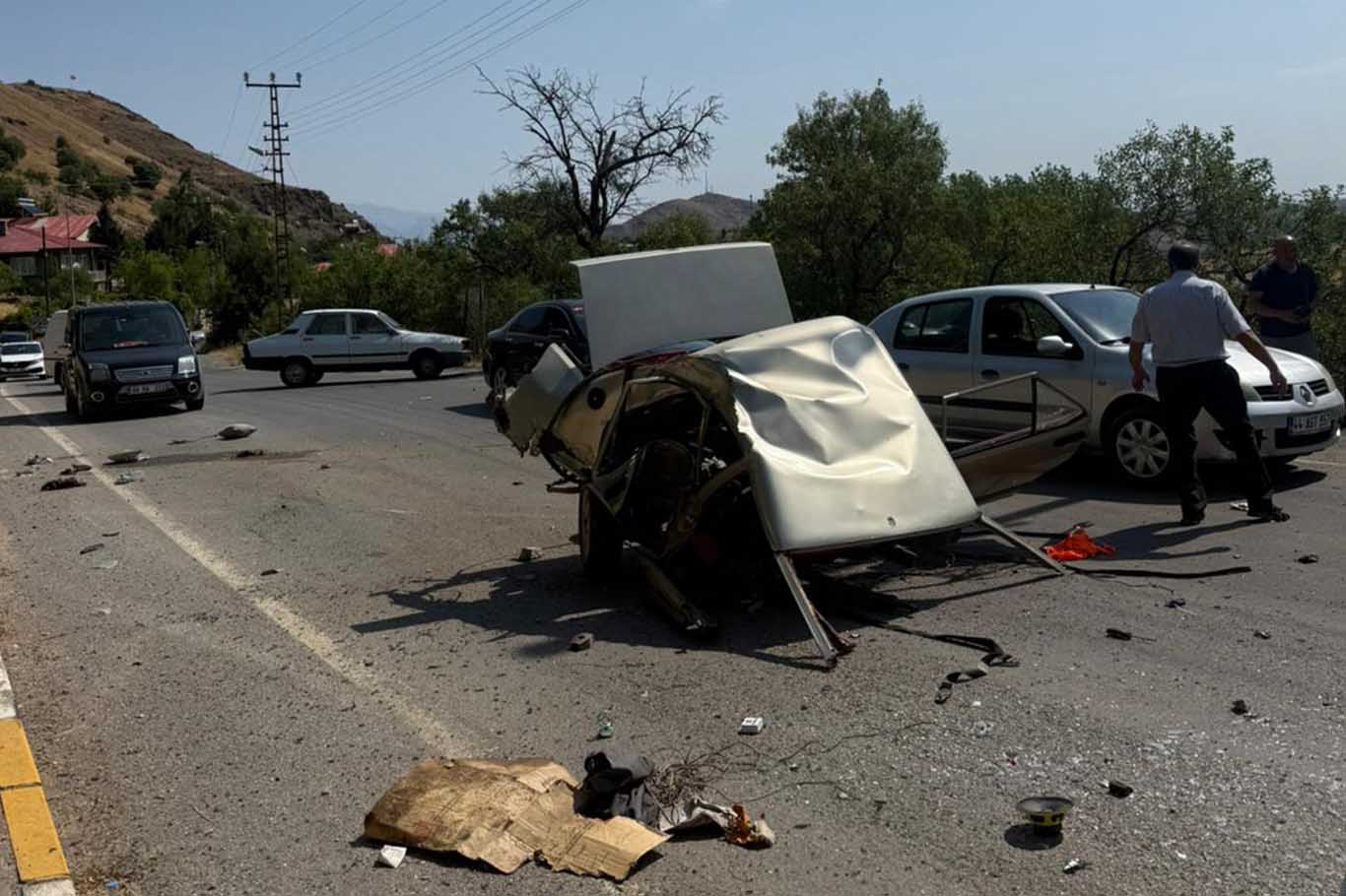 Elektrik Direğine Çarpan Otomobil Iki Parçaya Bölündü 1 Yaralı 1