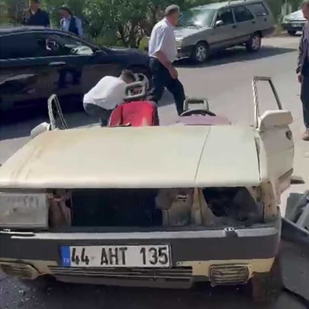 Elektrik Direğine Çarpan Otomobil Iki Parçaya Bölündü 1 Yaralı 3