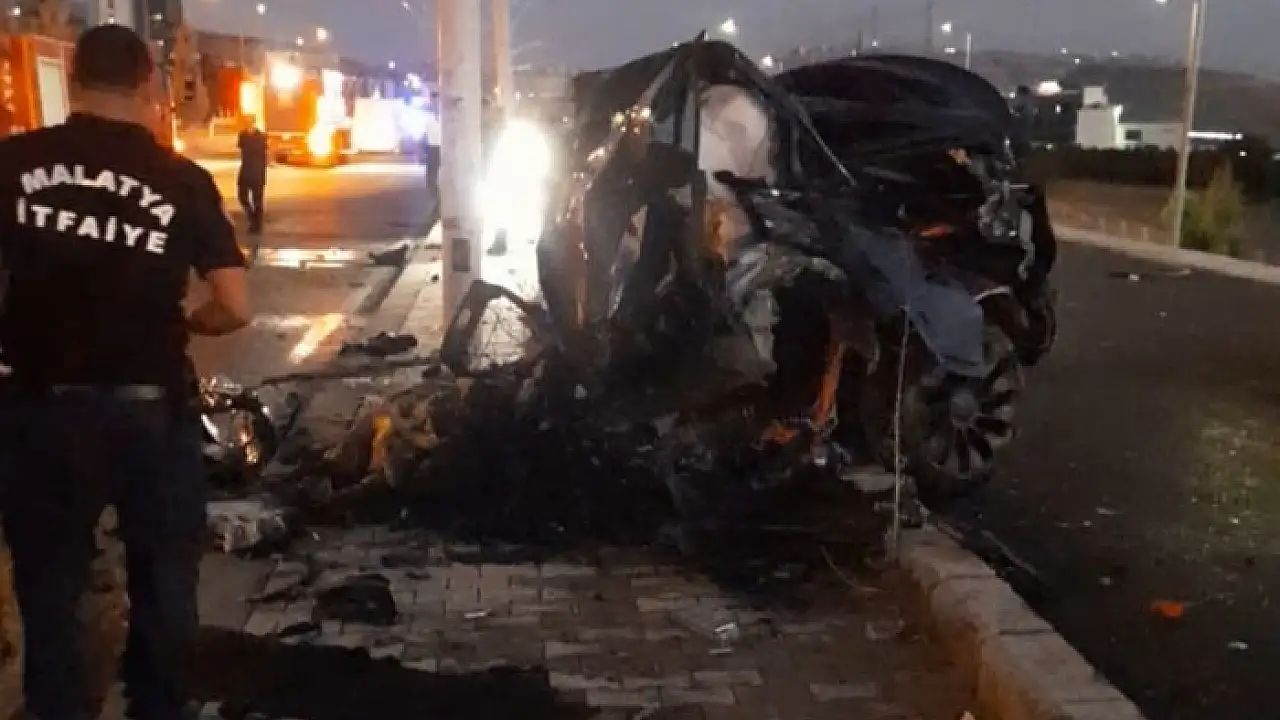 Feci Kaza Tesla Araç Alev Aldı 2 Hemşire Yanarak Can Verdi (1)-1