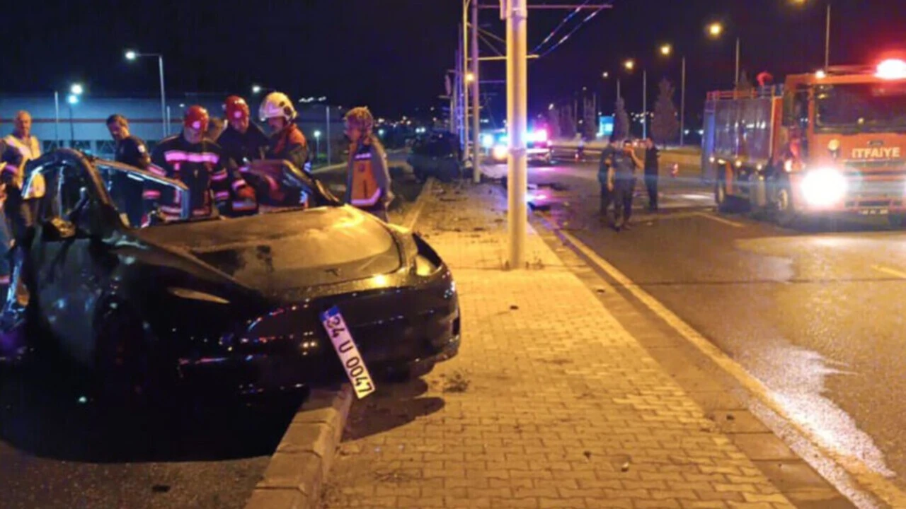 Feci Kaza Tesla Araç Alev Aldı 2 Hemşire Yanarak Can Verdi (2)-1