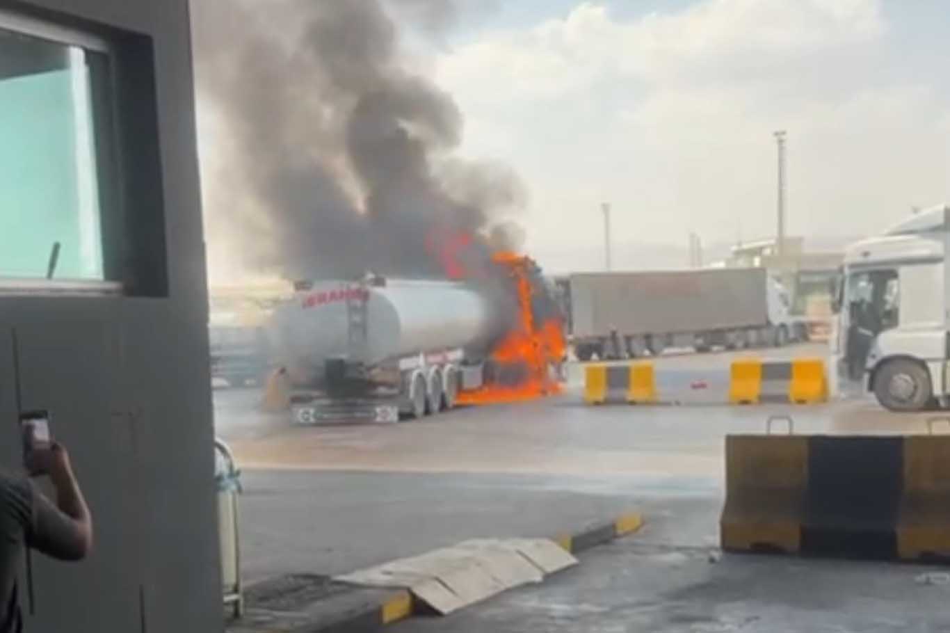 Habur’da Akaryakıt Yüklü Tanker Yandı 1