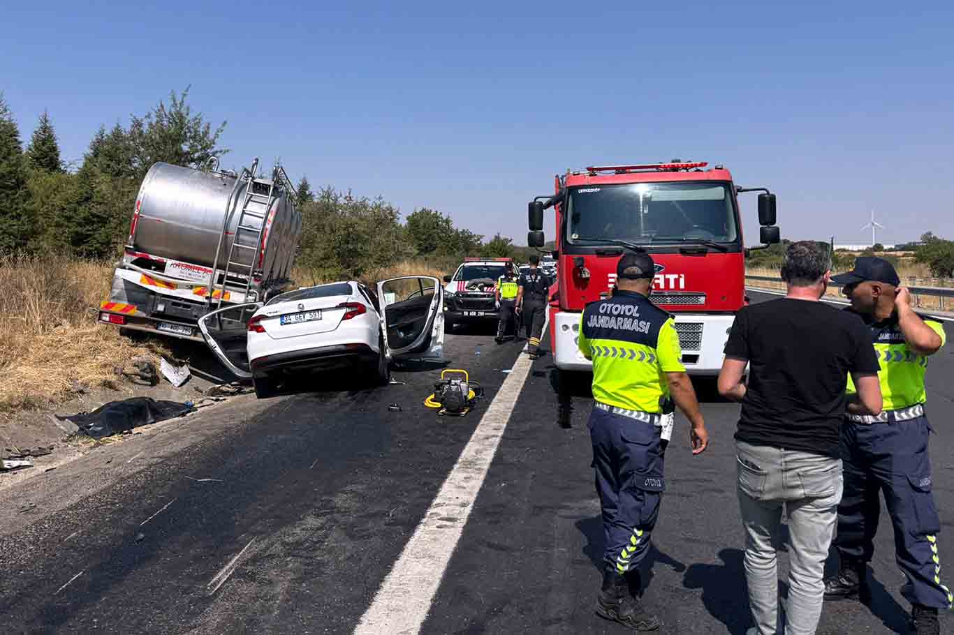 Kamyon Ile Otomobilin Çarpıştığı Kazada 4 Kişi Hayatını Kaybetti 1